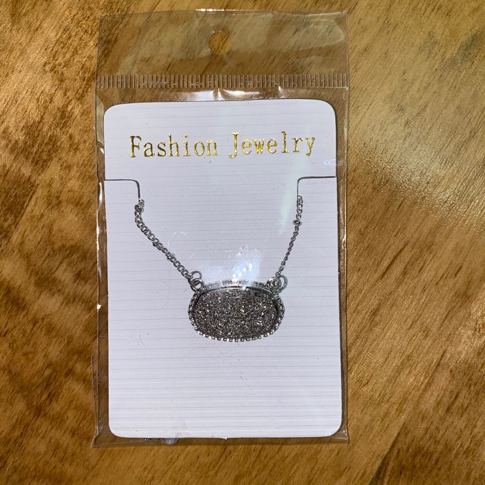 NWT Beautiful Necklace